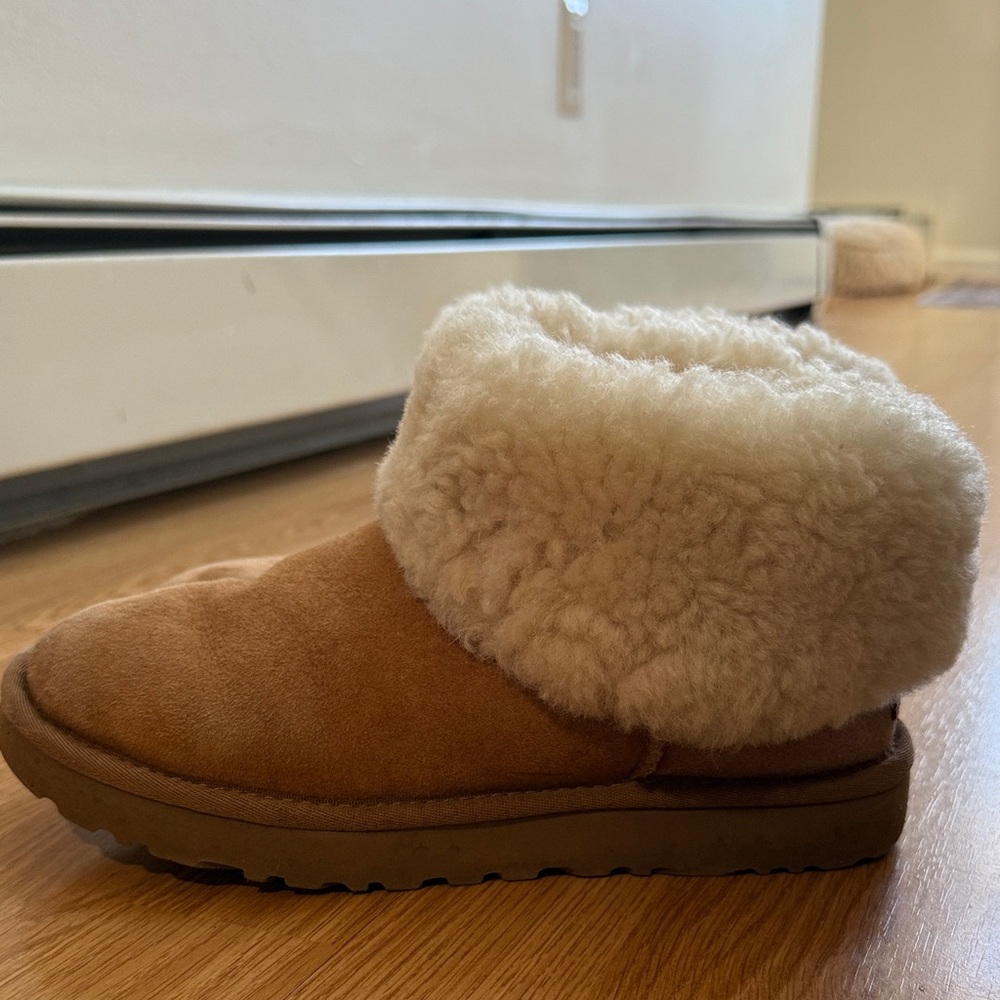Women’s mini Ugg size 7